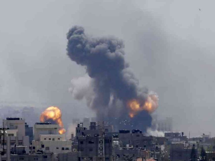 Centinaia di razzi sparati da Gaza, Israele risponde con i raid aerei