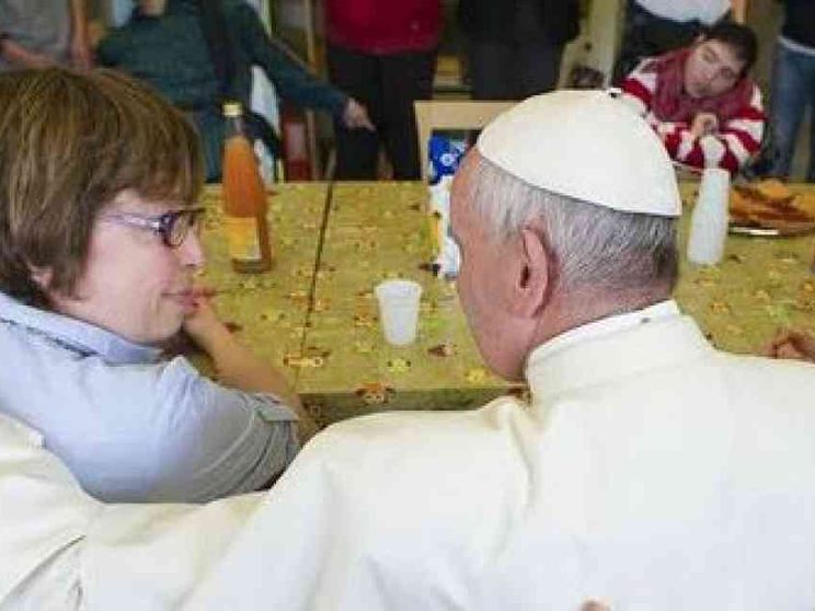 Il Papa a sorpresa visita i ragazzi della comunità «Il Chicco»