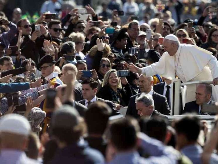Papa Francesco: la carità senza tenerezza è come un bicchiere di aceto