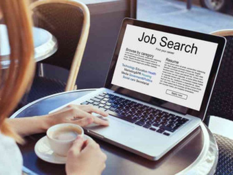 Quattro italiani su dieci cercano lavoro sui portali