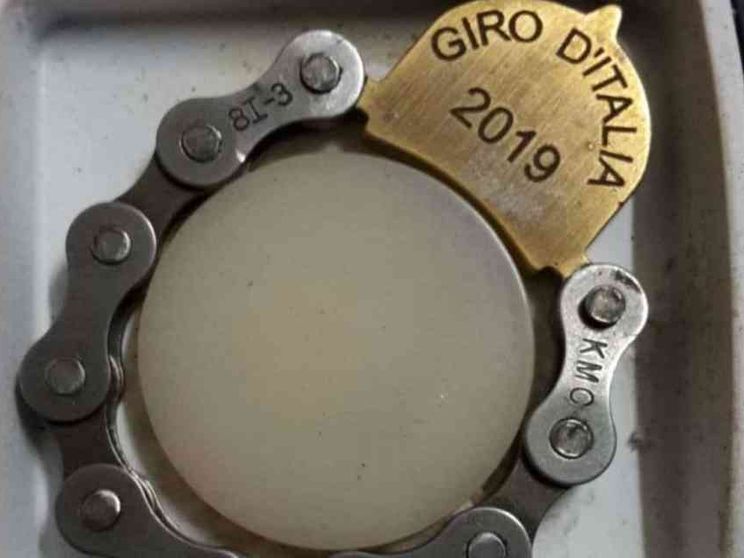 Da Bologna il "rosario dei ciclisti", fatto con catene da bici