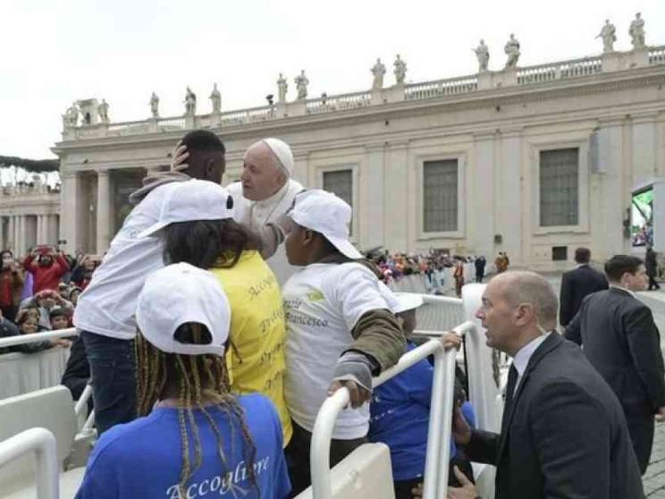 I bimbi arrivati dalla Libia in papamobile con Francesco