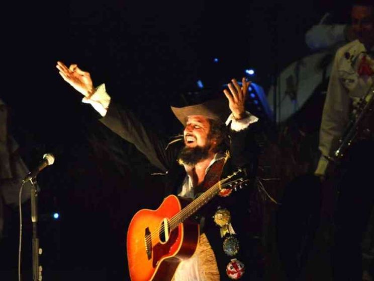 Capossela: «Canto le nuove pesti di oggi e il bisogno di sacro» (Video)