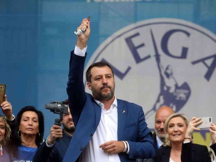 Salvini brandisce il rosario durante il comizio e ribadisce: porti chiusi