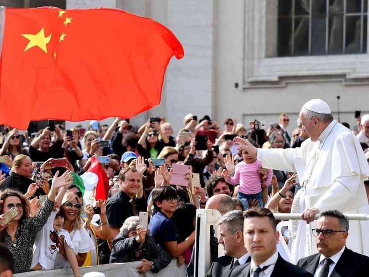 Il Papa: per pregare bisogna farsi piccoli. «Vicinanza ai cattolici in Cina»