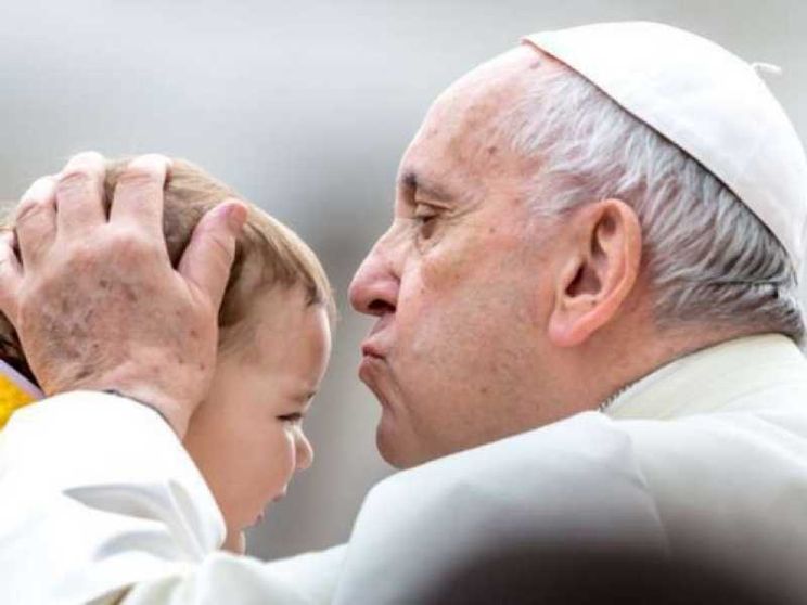 Il Papa: l'aborto non è mai la risposta. «No alla mentalità eugenetica»