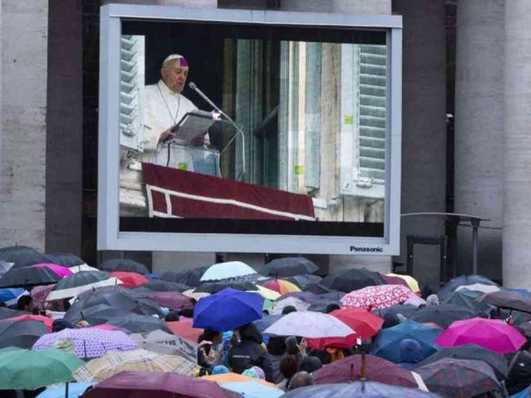 Il Papa: «Lo Spirito Santo animi la Chiesa libera da mondanità»