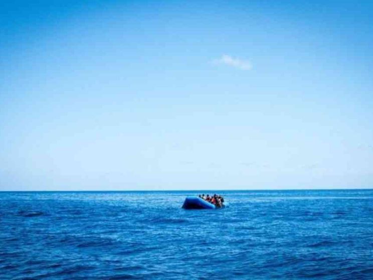 Gommone alla deriva, la Marina salva 100 persone. Andranno a Genova
