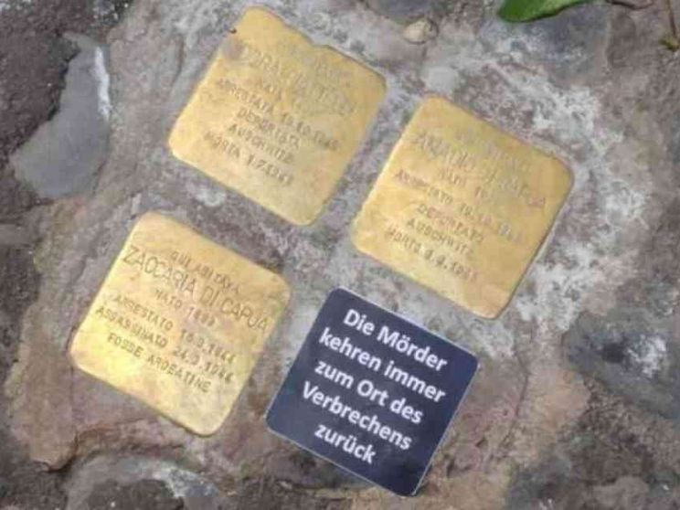 Profanazione a Roma, adesivo in tedesco sulle «pietre d'inciampo»