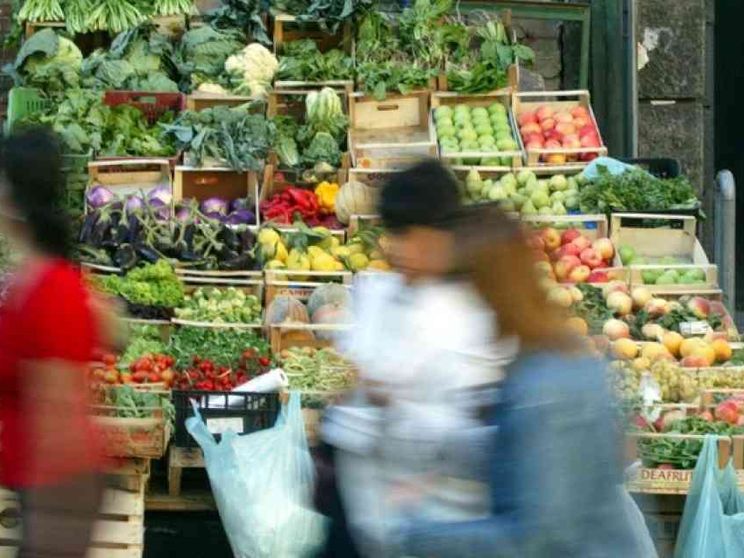 Cibo biologico senza antiparassitari, ma con concimi al veleno