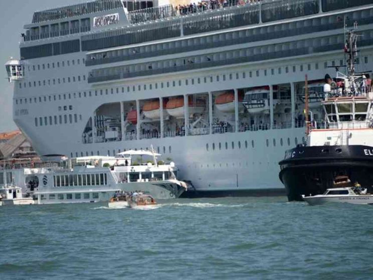 Venezia, polemiche dopo lo scontro tra una nave da crociera e un battello