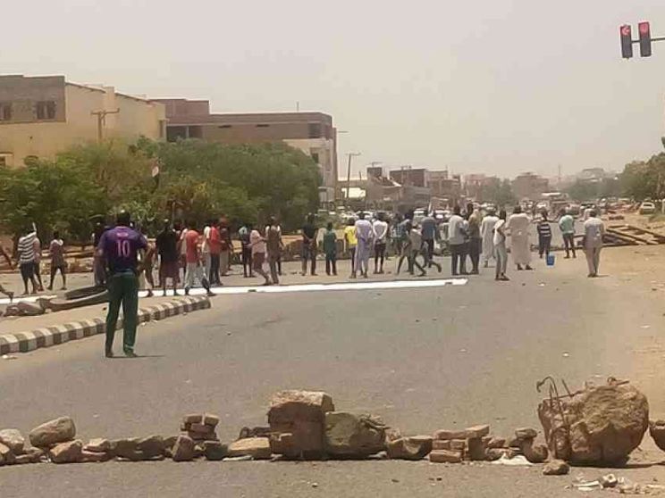La strage non ferma la rivolta in Sudan: la piazza sfida i militari