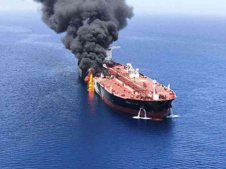 Battaglia navale a Hormuz, attaccate due petroliere