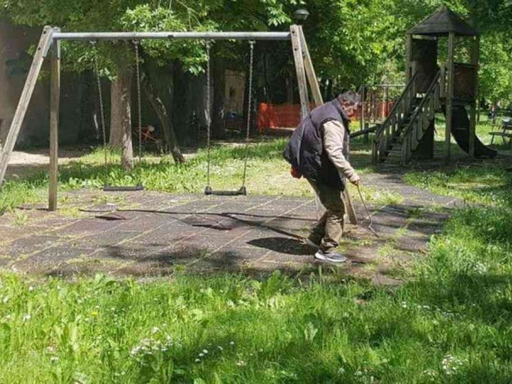 Valentino, il clochard che pulisce i giardini di Fabriano e sogna un lavoro