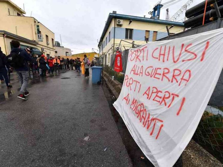 Proteste e sciopero fermano la nave saudita: doveva imbarcare materiale bellico