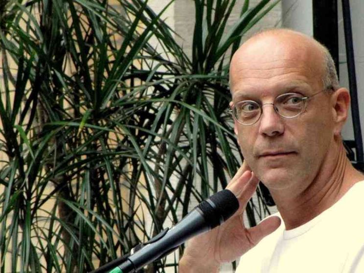 «I social ci vogliono tristi, è arrivato il tempo del cyber-risveglio»