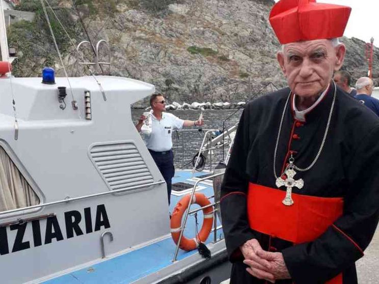 Il cardinale Simoni consegna ai detenuti della Gorgona una lettera del Papa