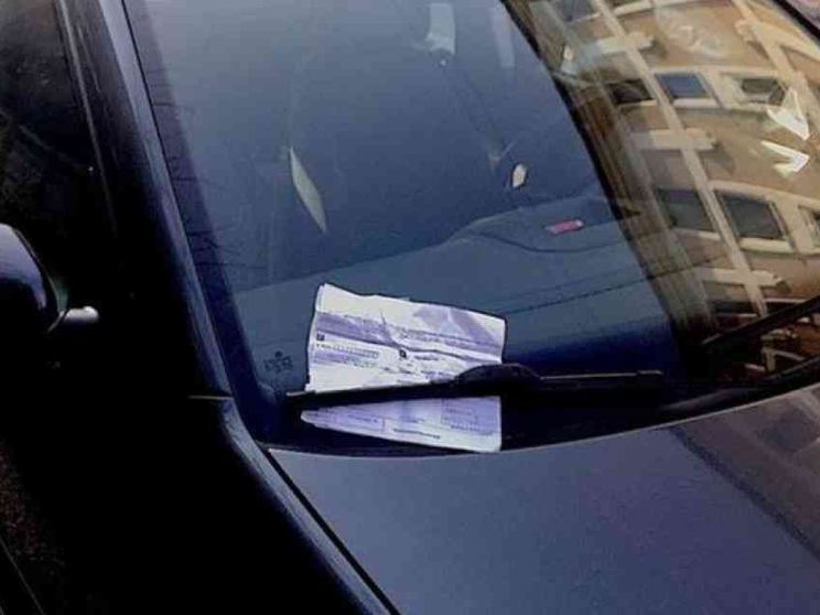 Finestrino aperto, multato per istigazione al furto