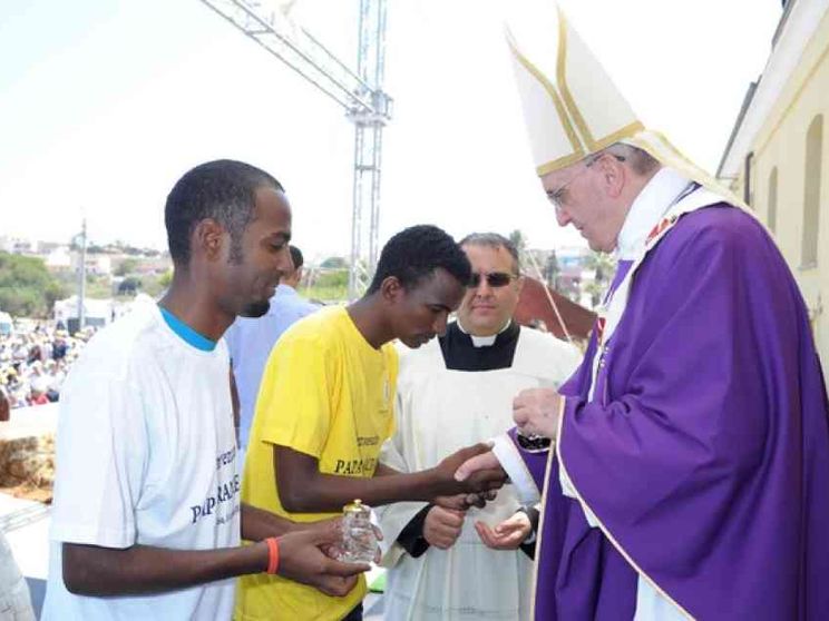 L'8 luglio papa Francesco celebra Messa con 250 tra profughi e volontari