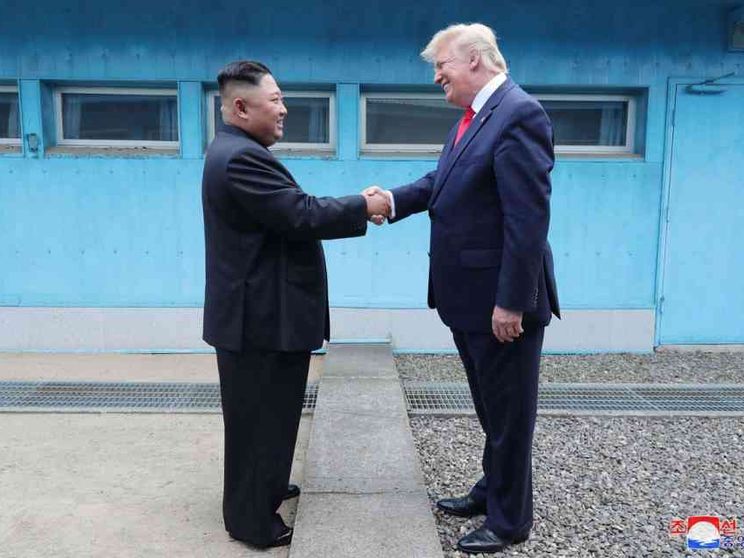 Kim e Trump, stretta di mano sul confine tra le due Coree
