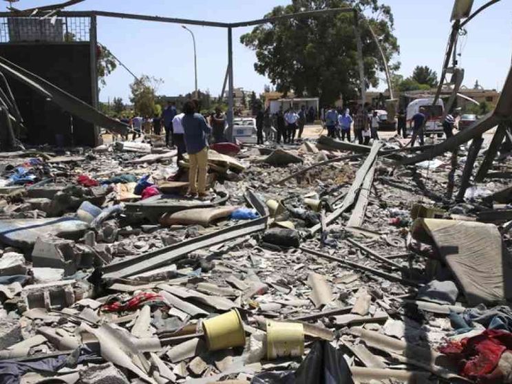 Bombe fanno strage al centro di detenzione migranti. Onu: crimine di guerra