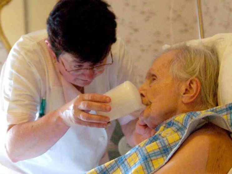 Solo il 2% in Rsa o assistito a domicilio. Grandi le disparità regionali