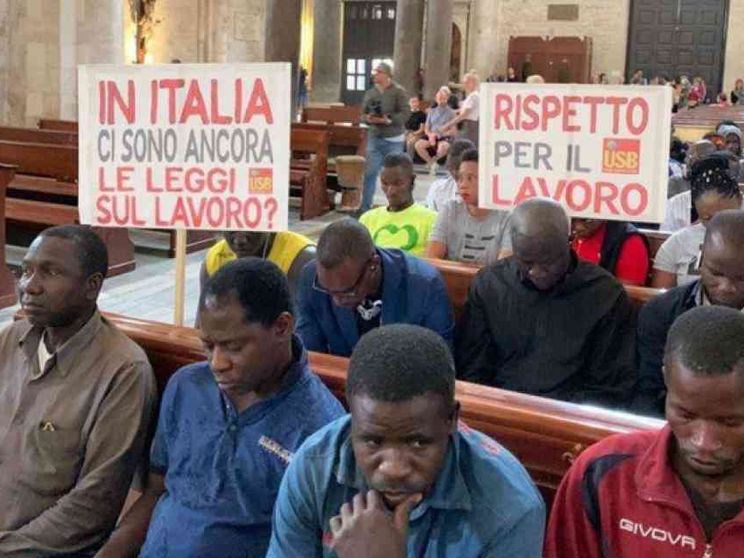 Sit-in di braccianti nella basilica di Bari. L'incontro con l'arcivescovo