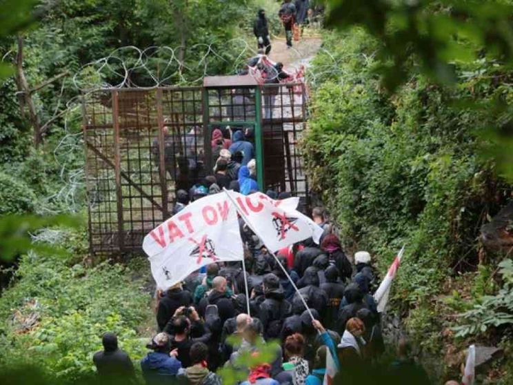 Scontri e sassi al corteo, tornano i No Tav