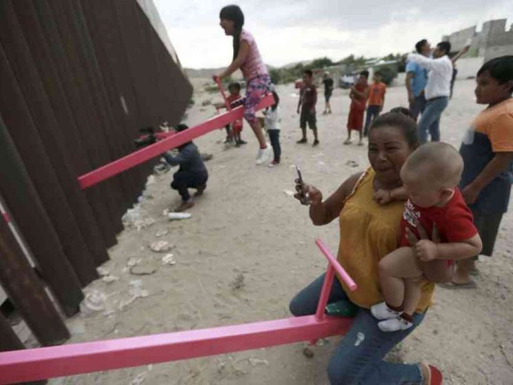 Le altalene che oltrepassano la barriera tra Messico-Usa