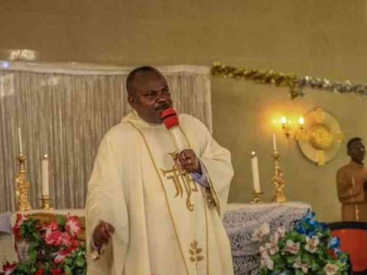 Ucciso prete nella notte: la preghiera per padre Paul Offu