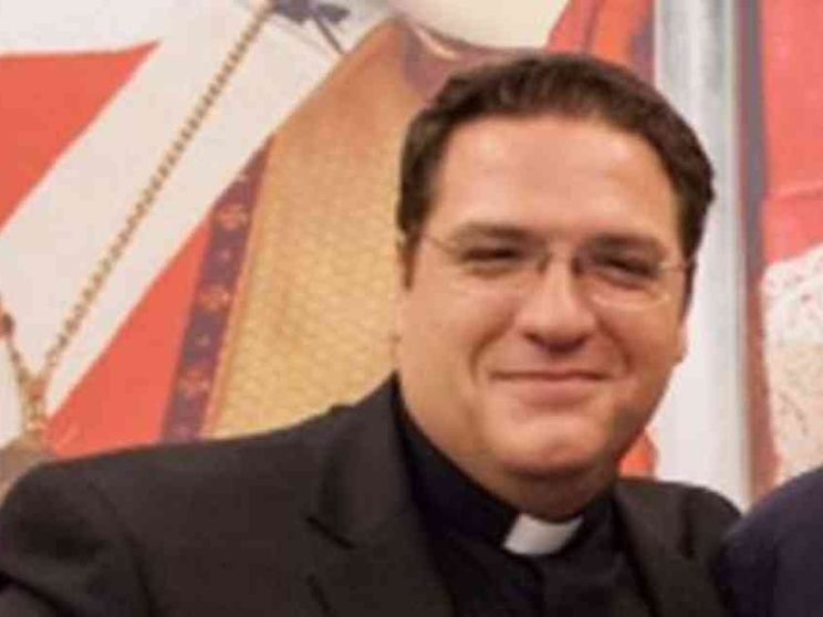 «Tua madre doveva abortirti», minacce al prete giornalista