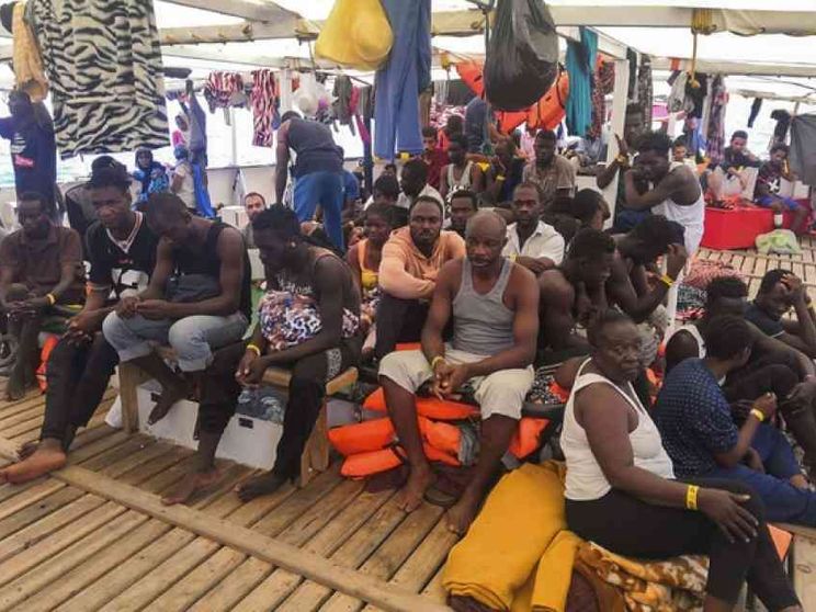 Oltre 500 persone lasciate in mare da giorni sulle navi delle Ong