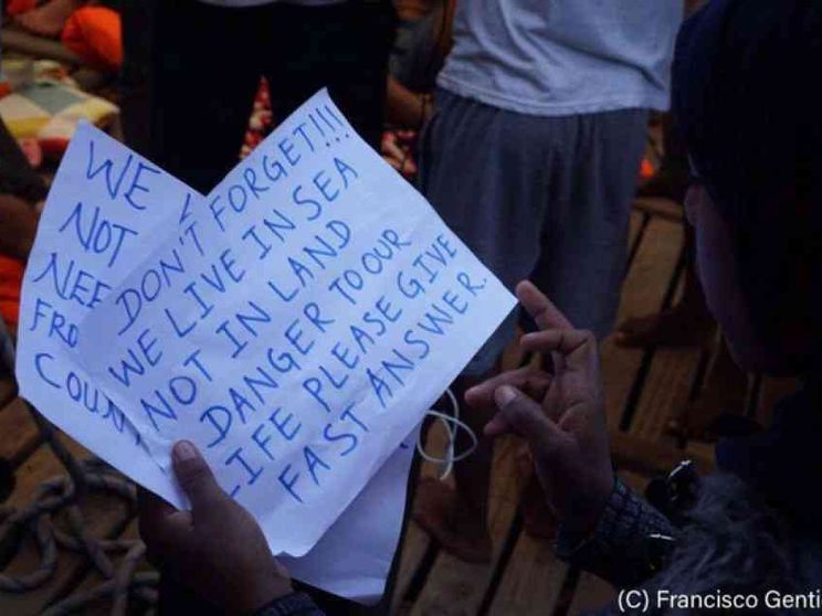 Bloccati da 12 giorni. Il caso dei minori a bordo: «Diritti elusi»