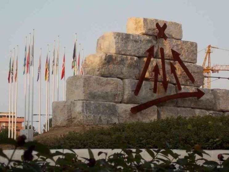 Un monumento a don Luigi Giussani «racconta» la fede