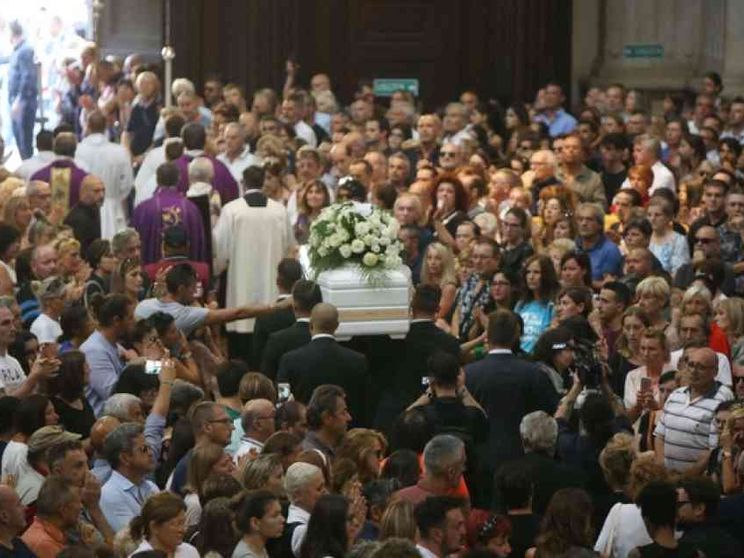 L'addio a Nadia Toffa, «amata perché ha amato la verità»