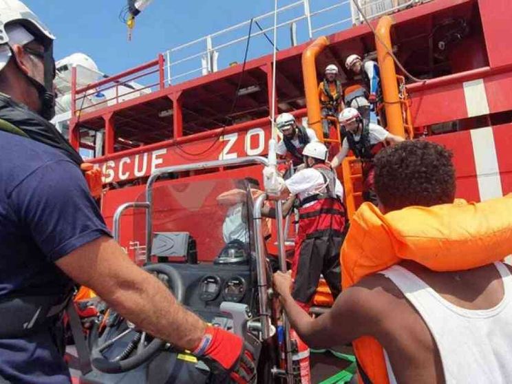 Ocean Viking, dopo 15 giorni Malta autorizza lo sbarco. Destinazione Europa