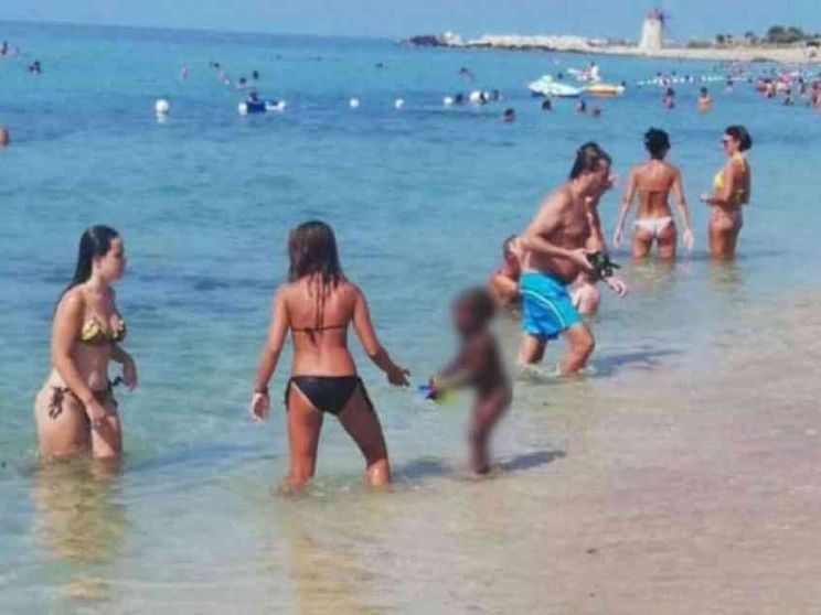 Le mamme fanno da babysitter alla figlia dell'ambulante