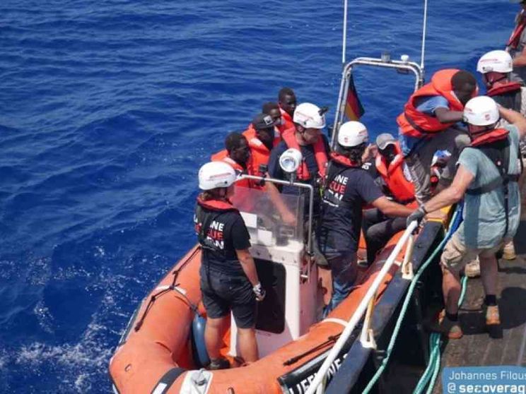 La ong: «Migranti, così le interferenze militari nascondono gli Sos in mare»