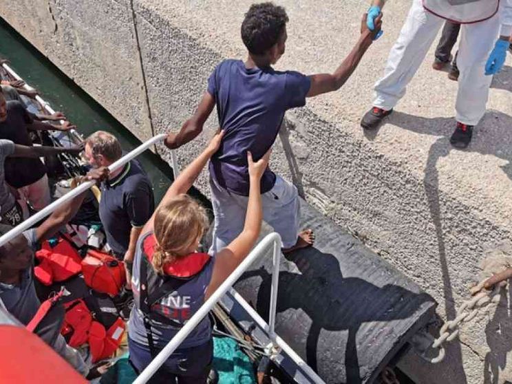 La nave Eleonore a Pozzallo: «Sequestro». A Lampedusa ancora sbarchi autonomi