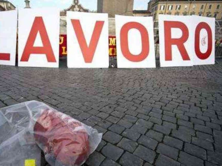 «A 50 anni senza più lavoro né mezzi». La politica risponda