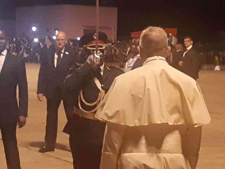 Il Papa è in Mozambico, lo scambio di battute con i giornalisti