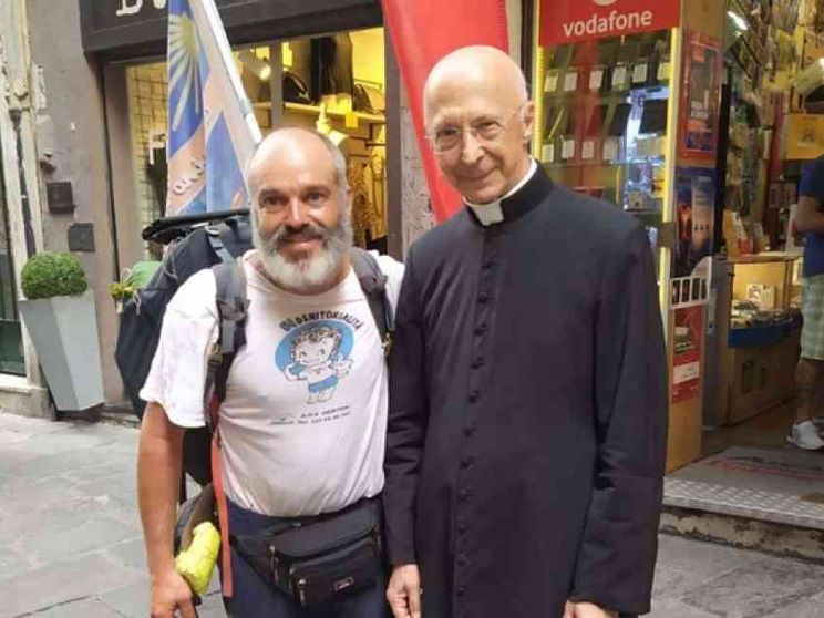 «Da due anni non vedo le mie figlie», padre separato a piedi dal Papa