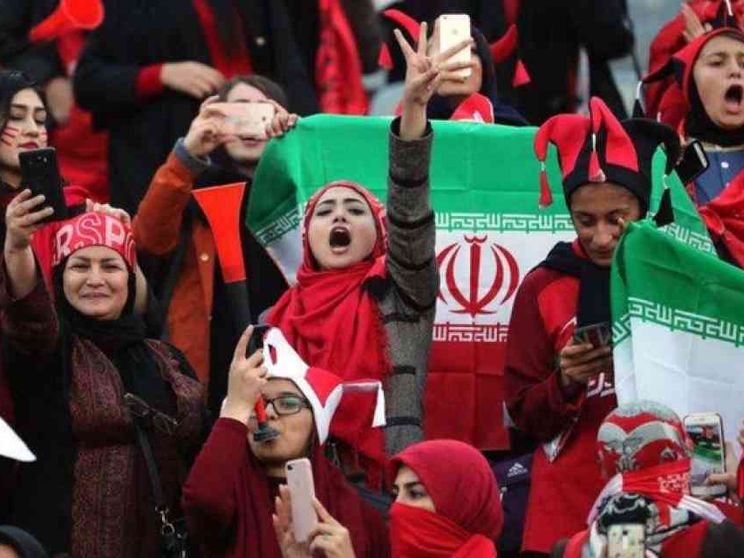 Stadi vietati alle donne, si era data fuoco per protesta: non ce l'ha fatta