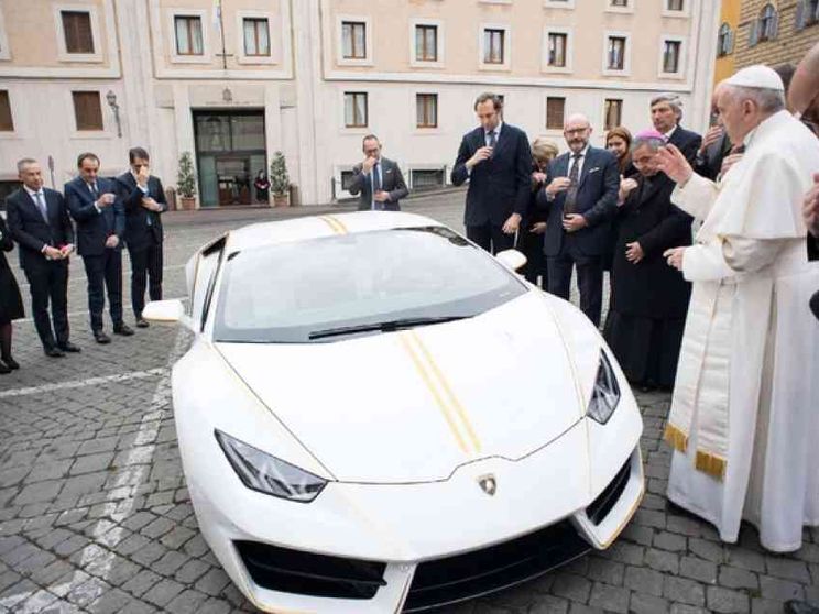 La Lamborghini all'asta: il Papa destina parte del ricavato per Haiti
