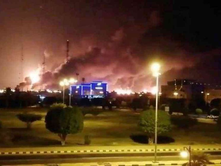 In fiamme raffineria saudita attaccata dai droni degli Houthi yemeniti
