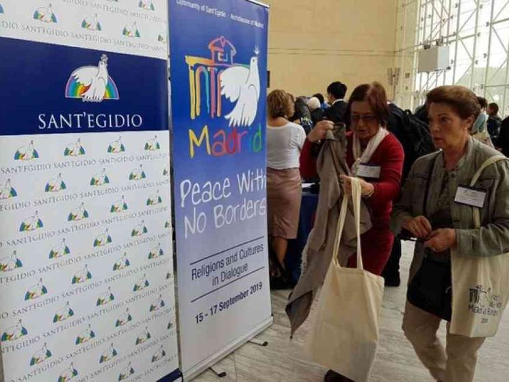 Il Papa a Sant'Egidio: «Folle rifiutare l'ospitalità a chi ha bisogno»