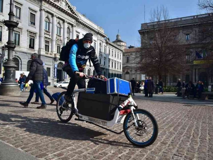 Caporalato e insicurezza, la Procura di Milano indaga sui "rider"