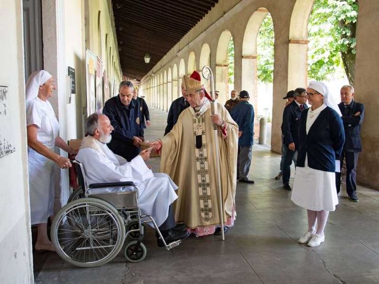 Il Papa ai preti anziani e malati: i giovani sacerdoti hanno bisogno di voi