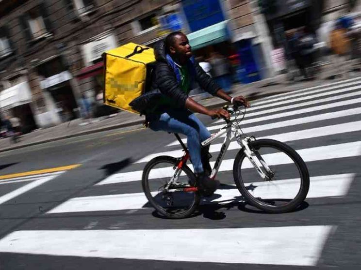 Quei 50mila fattorini del cibo che rischiano la vita su due ruote