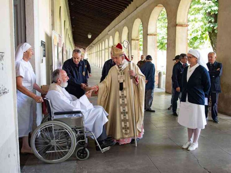 Il Papa ai preti anziani e malati: i giovani sacerdoti hanno bisogno di voi
